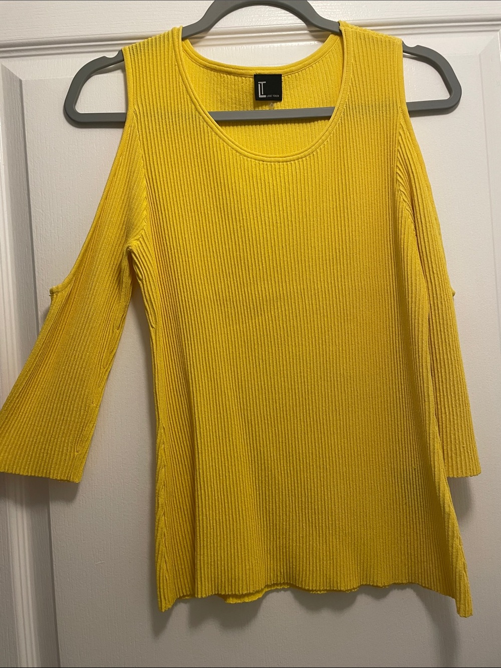 Top with open shoulder sleeves